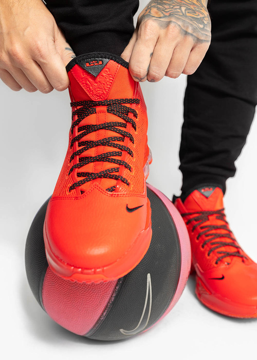 Herren Basketballschuh Nike LeBron XIX Low Light Crimson